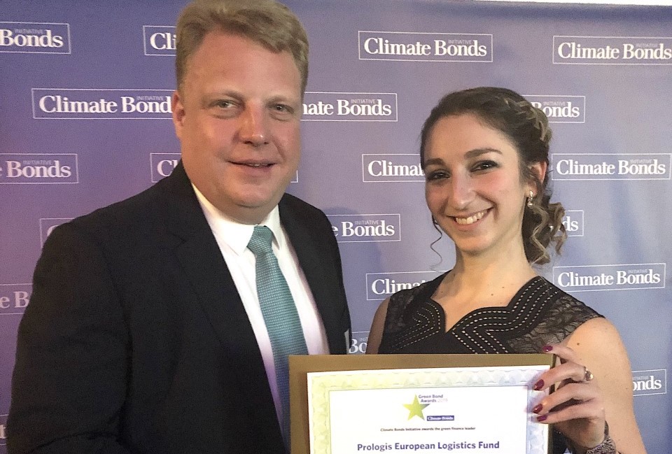 Image of two Prologis employees receiving the certificate of recognition from the Climate Bonds Initiative